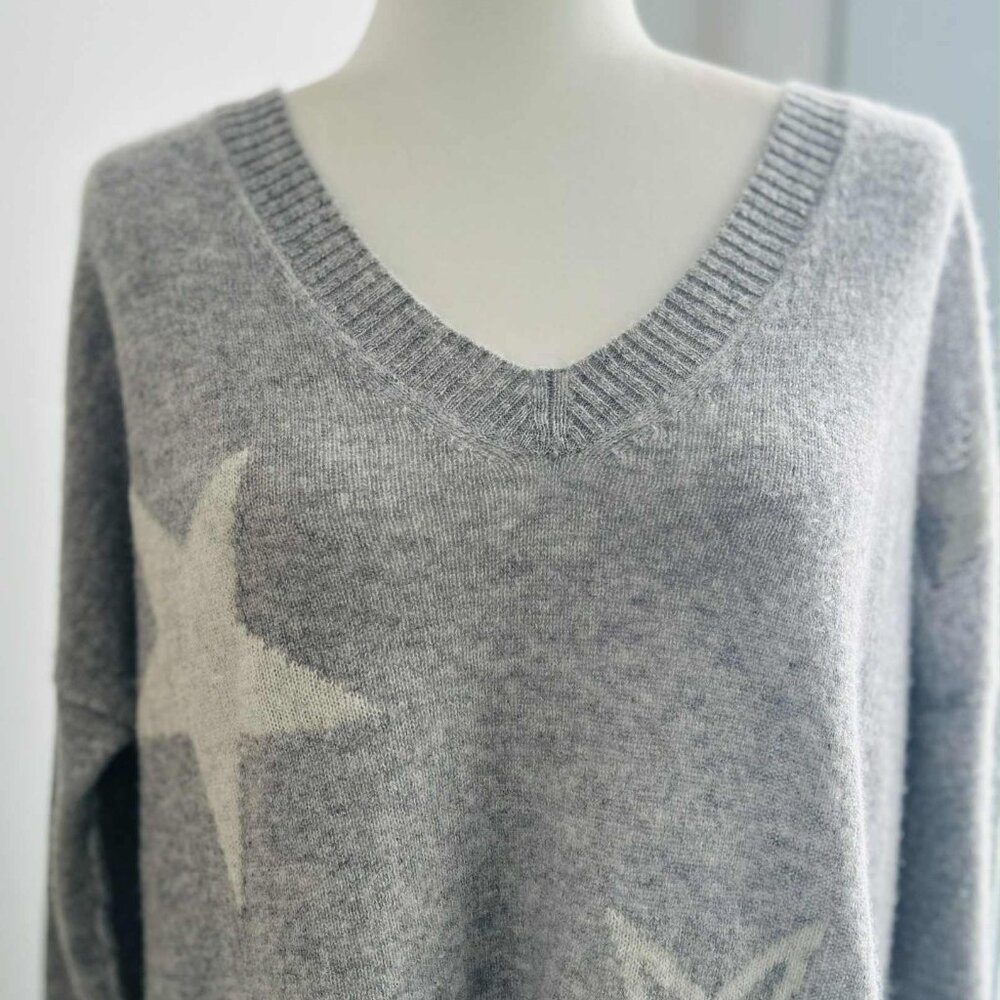 Alashan Heather Grey Star Intarsia Pure Cashmere Oversized V-Neck Sweater – US M